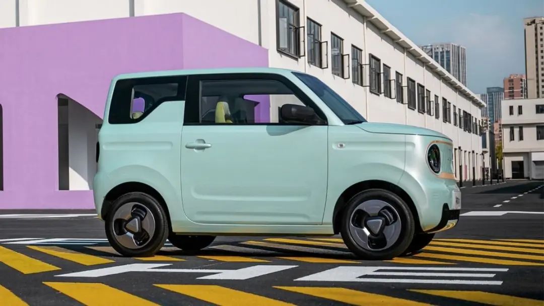 吉利熊猫mini售价3.99万元起，五菱宏光MINI EV迎来最强对手