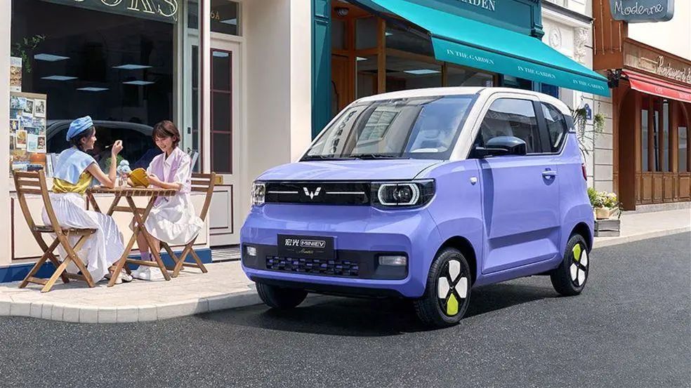 吉利熊猫mini售价3.99万元起，五菱宏光MINI EV迎来最强对手