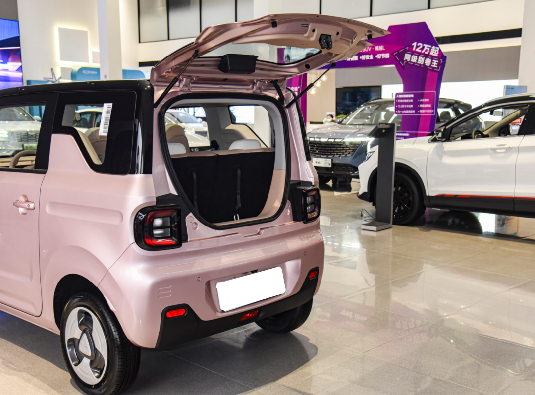 吉利新车要卷死宏光MINI EV？续航200km，还带快充！