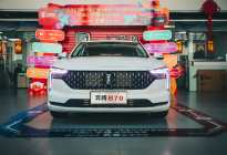 车长超4米8，价格不过10多万！探店实拍一汽奔腾B70