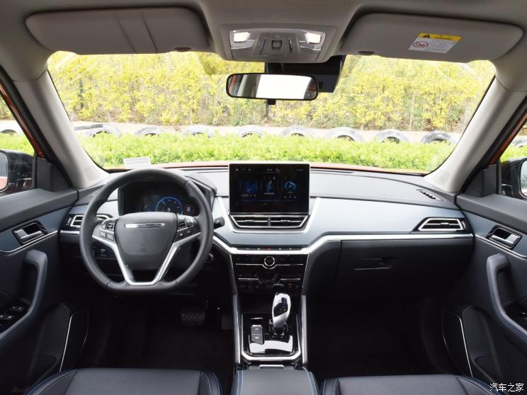 上拥有定速巡航,倒车影像,全景天窗,8英寸液晶仪表盘,10英寸中控屏等
