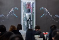 人形机器人+ModelS Plaid，特斯拉南京刮起科技风