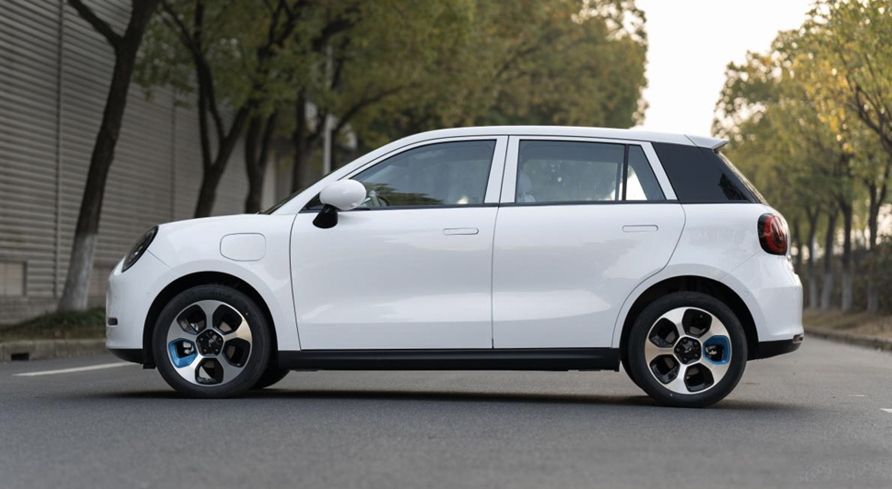 在尺寸方面,江淮ev3要比目前市面上的微型纯电动汽车更大,其长宽高