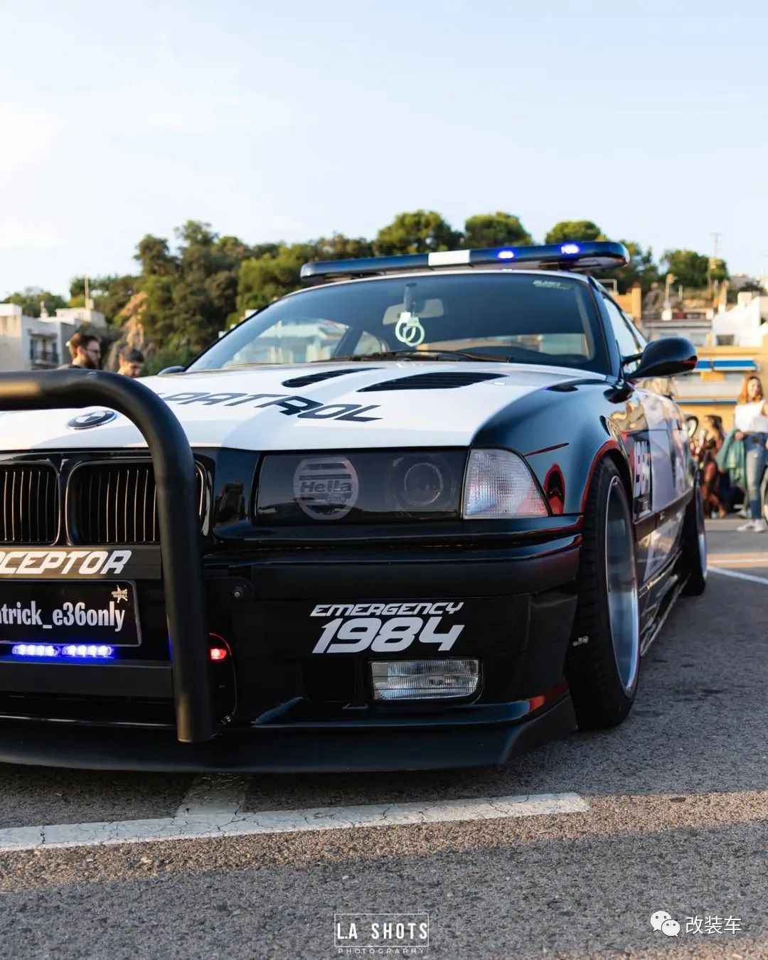 车友把宝马e36改成《极品飞车》里的警车,参加聚会贼有安全感