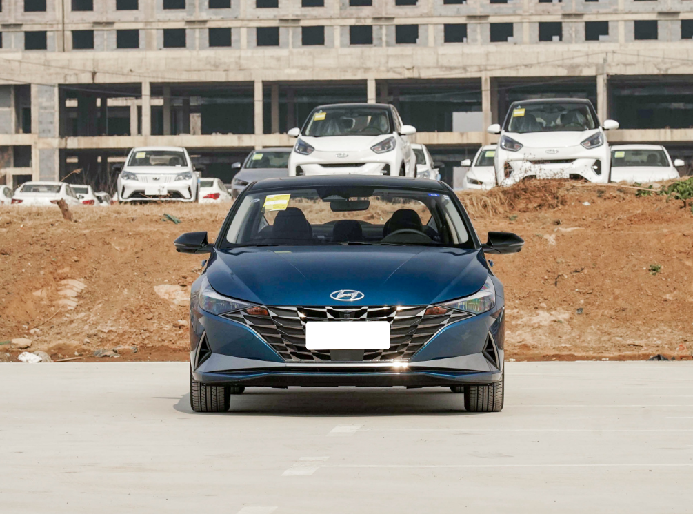 新款现代伊兰特亮相了造型更犀利搭载16l混动