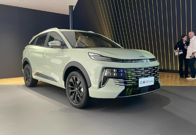 作为插混版本推出江淮qx phev亮点颇足,新车定位新能源紧凑型suv,外观