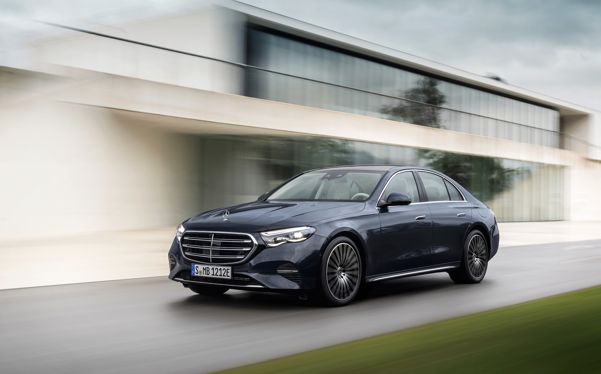 全球智能行政座驾再进化 全新梅赛德斯-奔驰e级车全球首发- 买车网
