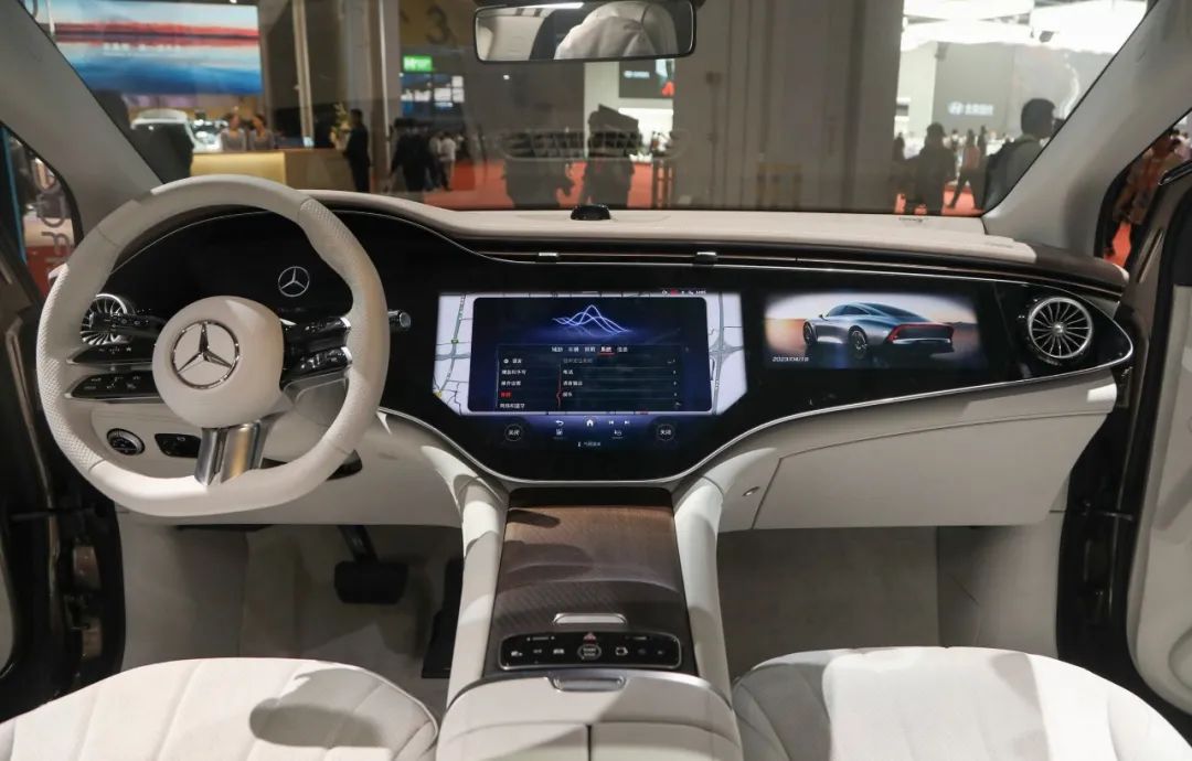 8英寸中控屏,熟悉的三联屏设计气场豪华且突出,超大尺寸的中控屏和全
