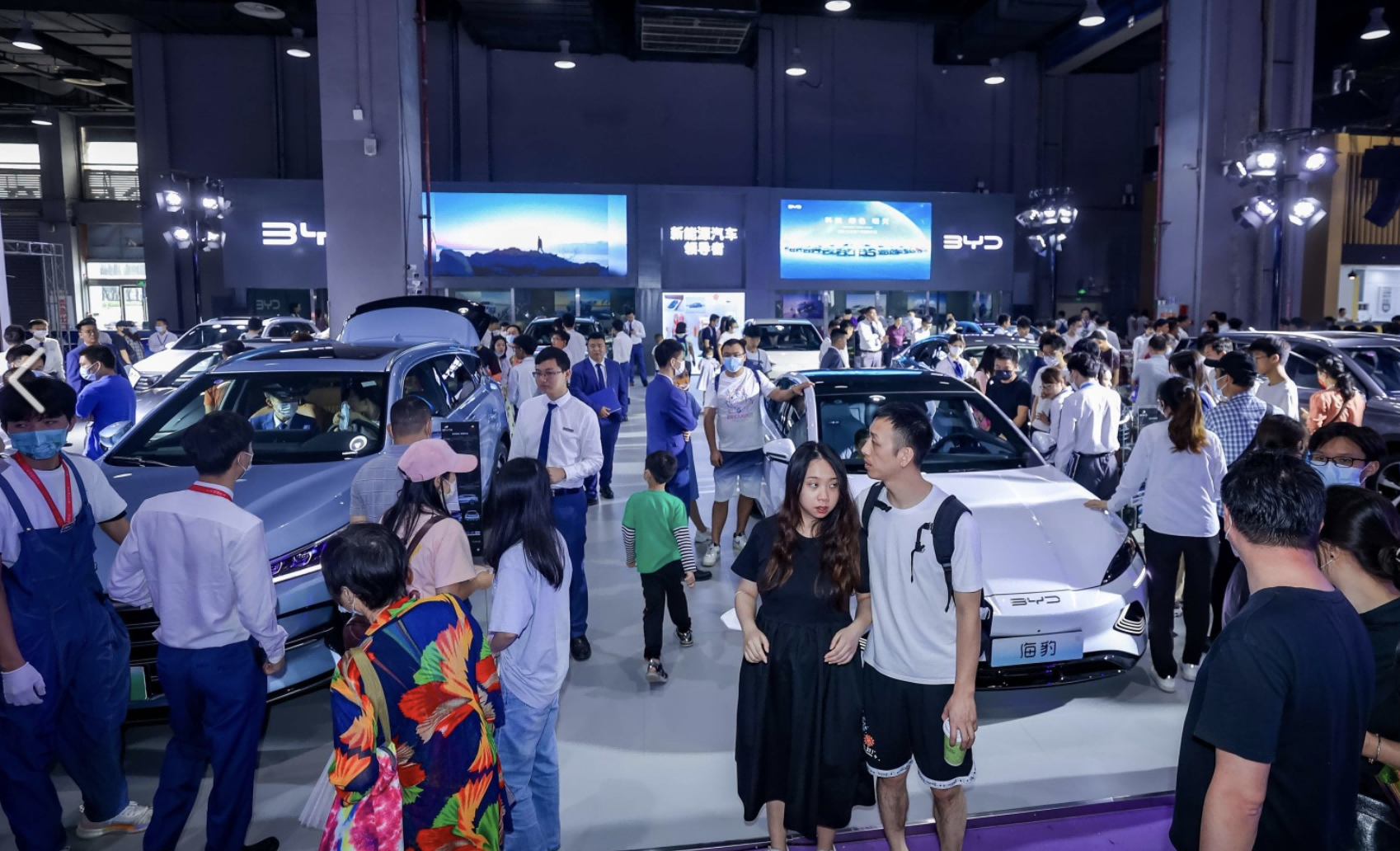 华南国际车展人气爆棚 比亚迪展台人山人海 - 新闻详情 - 买车网