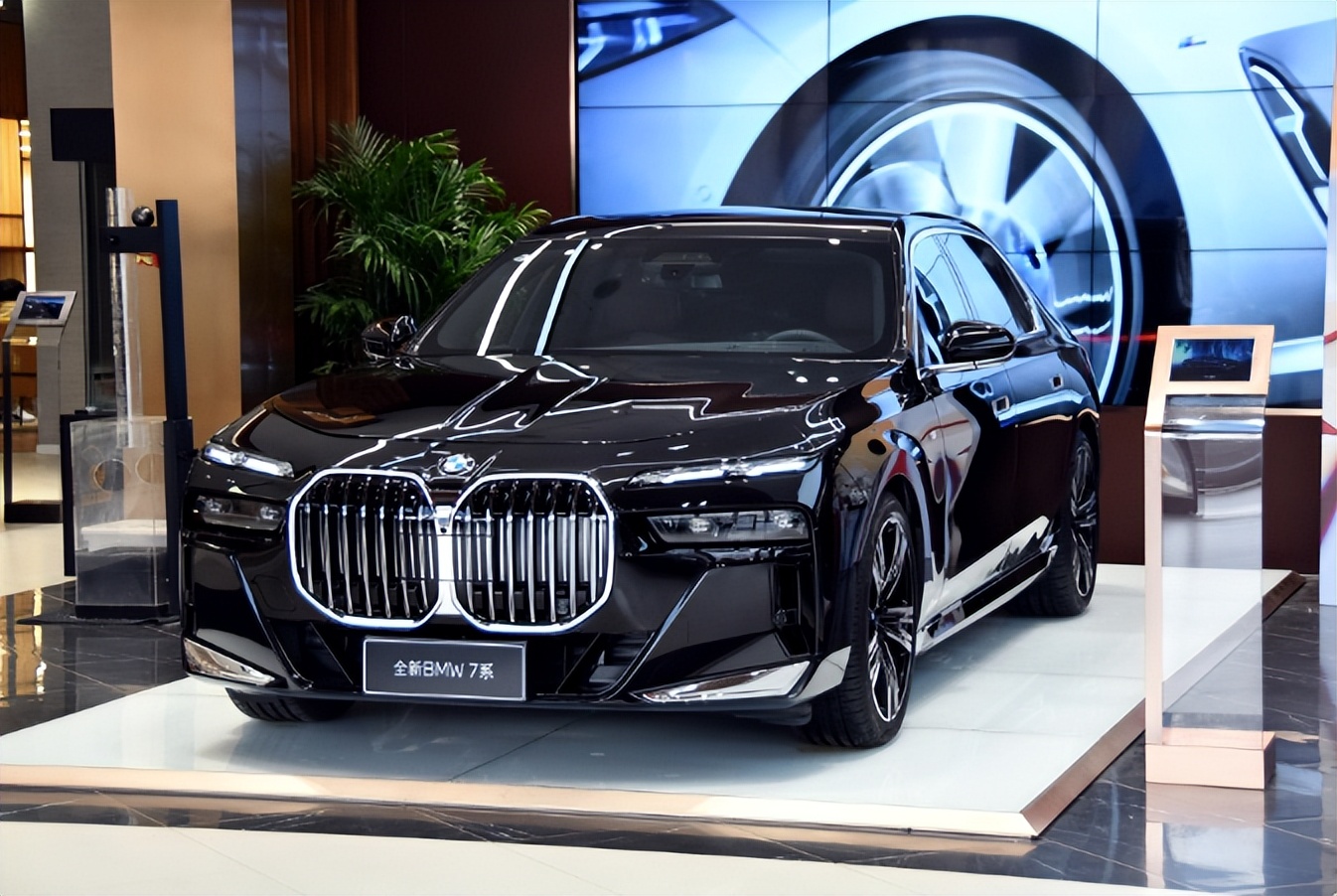 你可以吐槽新7系设计太超前但却不能否认宝马的一片诚意