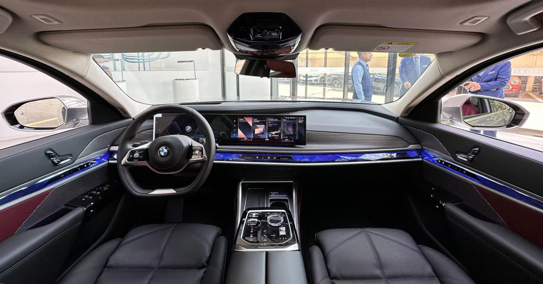 探店实拍全新宝马7系,豪华配置丰富,能否跑赢奔驰s?全文- 买车网