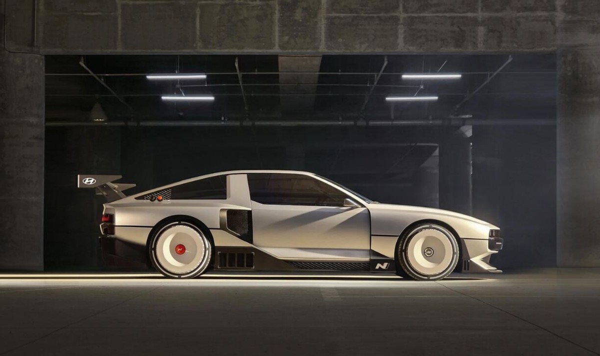 海外新车爆料这款复古科幻跑车真的量产了