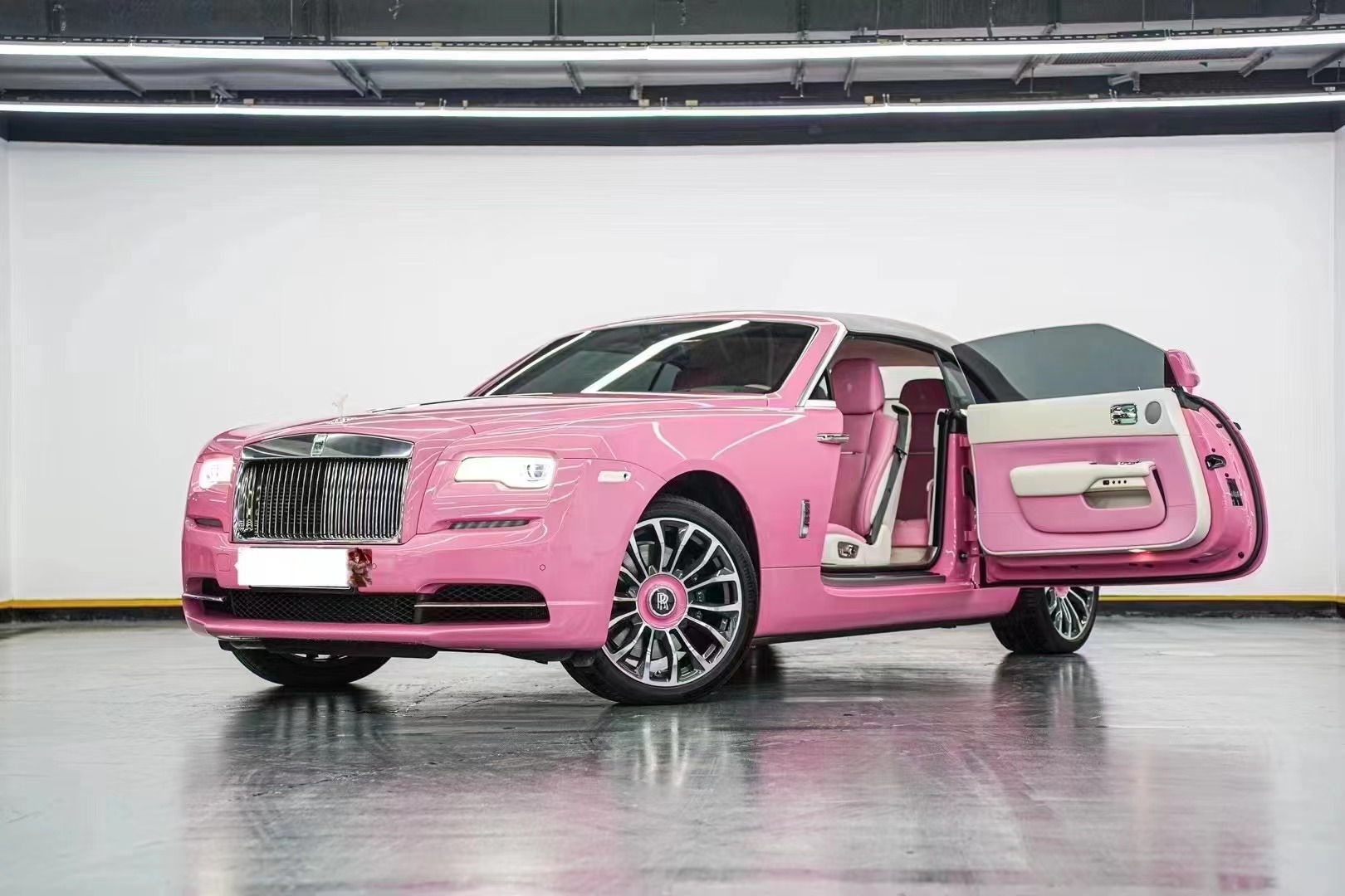 劳斯莱斯曜影,特殊定制内外粉色- 买车网