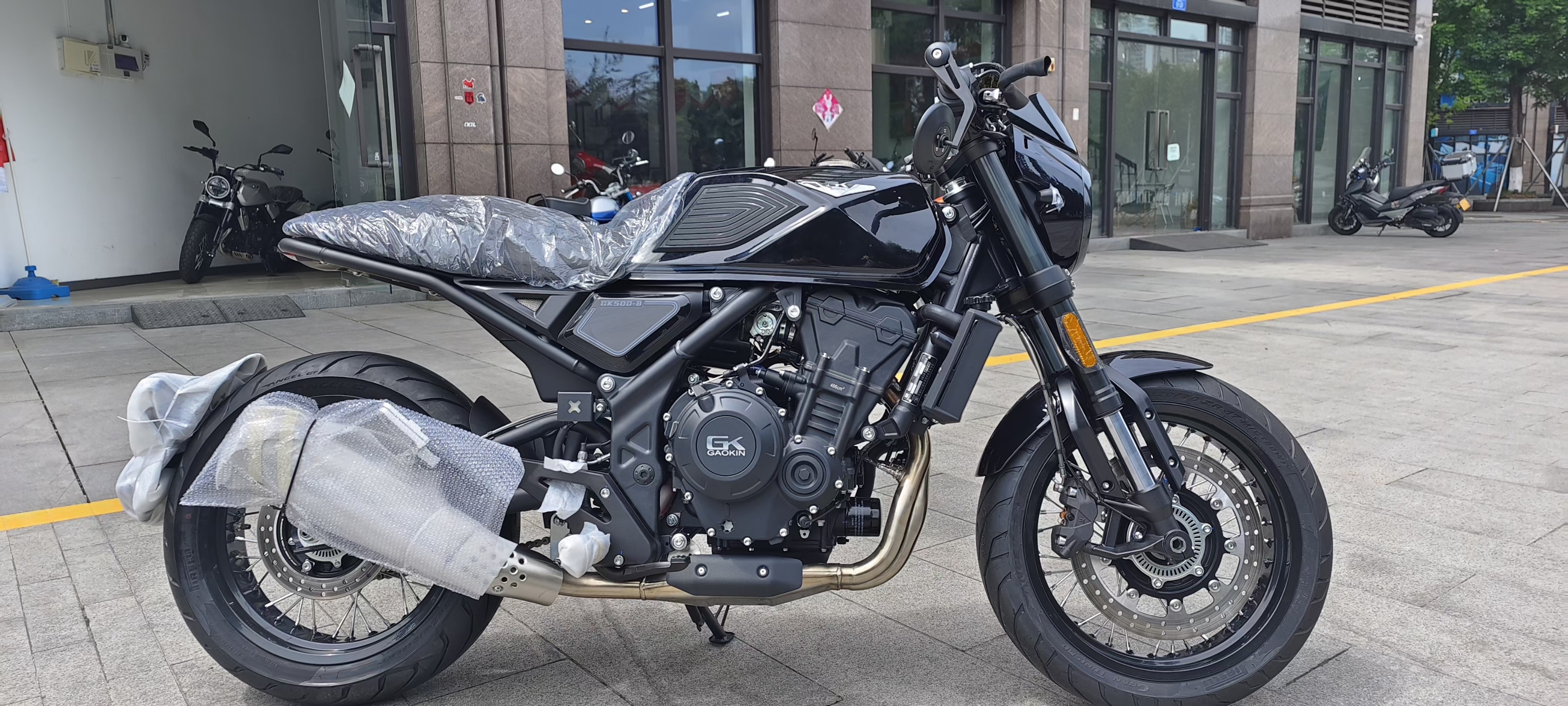 原厂配备猪头罩高金gk500咖啡版r上市