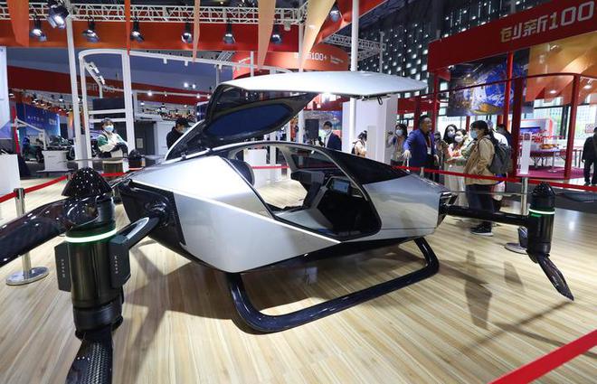 小鵬匯天的飛行汽車“旅航者X2”在中國品牌博覽會現場備受關注
