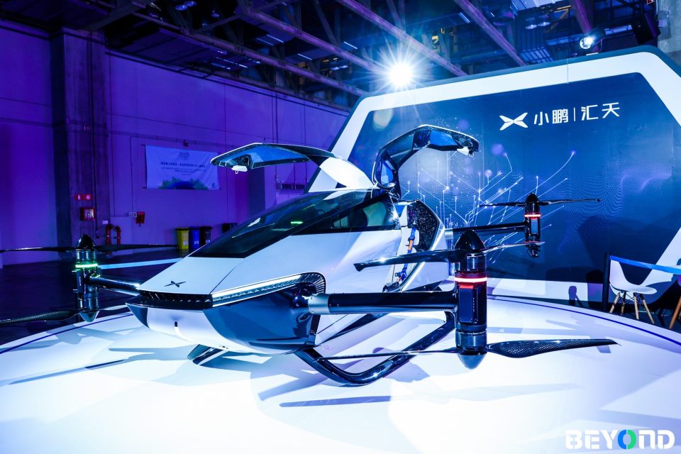 小鹏汇天展示智能电动飞行汽车旅航者X2｜BEYOND Expo 2023