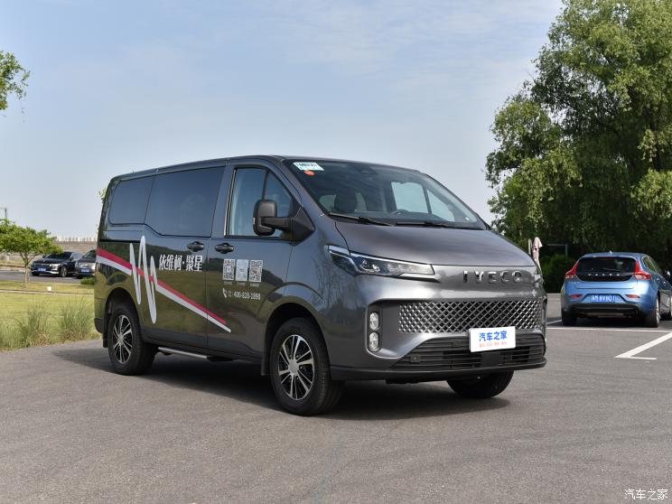 依维柯聚星源自上汽全球化平台打造的全新产品,整体的设计风格与以往