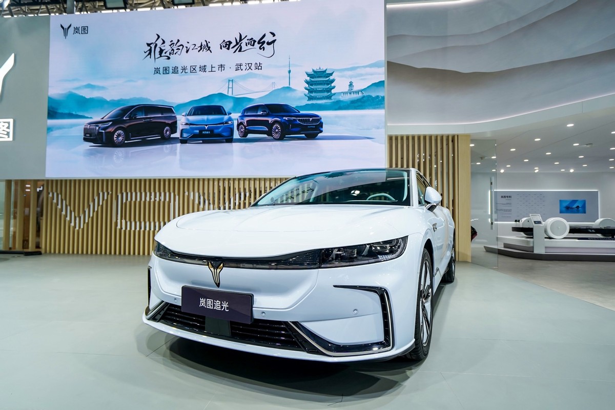 岚图追光动力超越了搭载v8发动机的帕拉梅拉gts,得