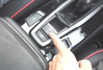 为何很多司机单手握方向盘？单手和双手哪种更安全，给你说清楚了