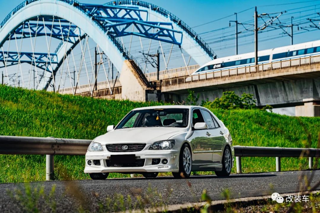 走街范的雷克萨斯is200咬地鲨白色车身很是烂仔