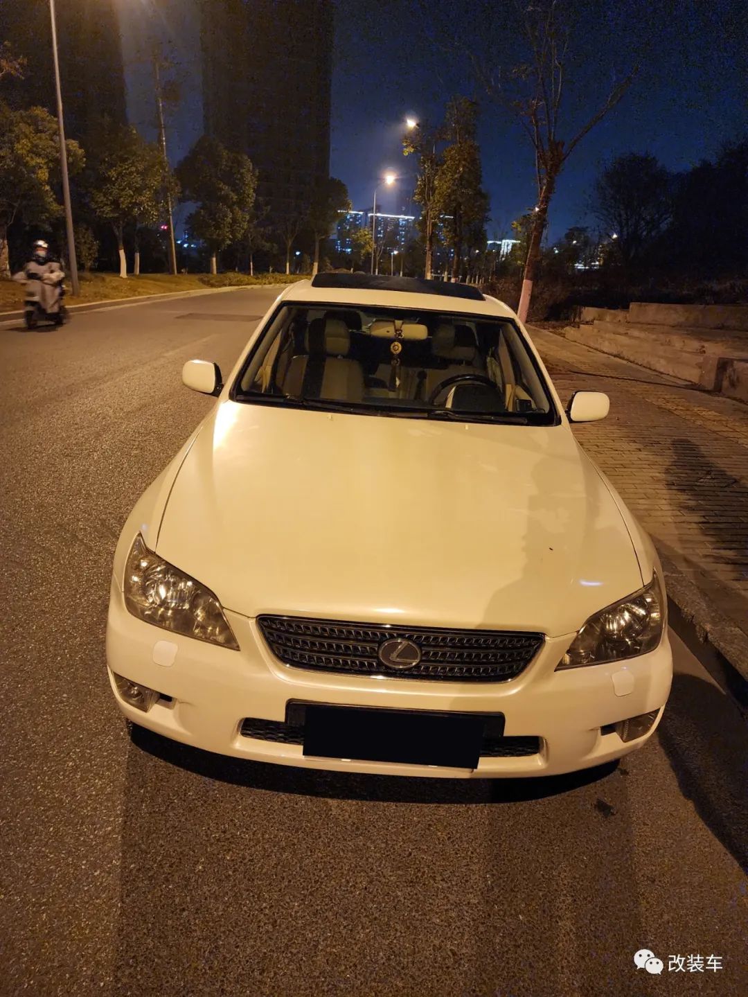 走街范的雷克萨斯is200咬地鲨白色车身很是烂仔