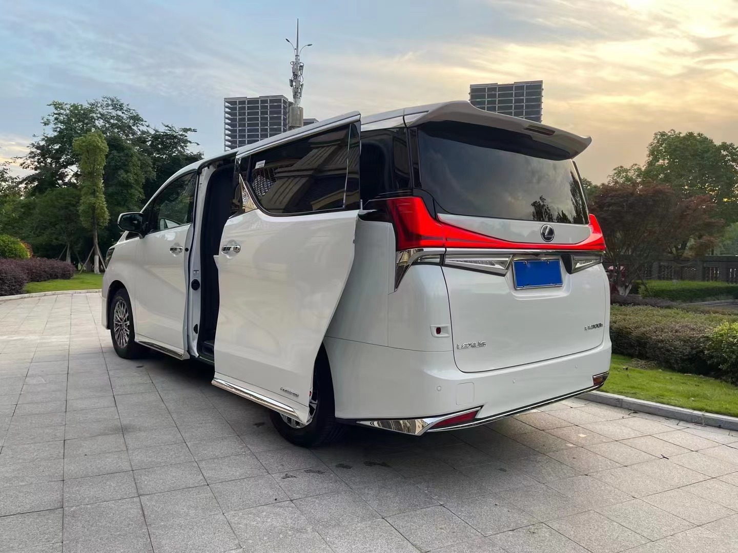 稀有白色搭配,中规雷克萨斯lm300h 四座- 买车网