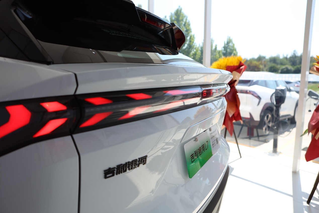 并将支持发光功能的吉利车标"geely"融入其中,点亮后颇具整体感