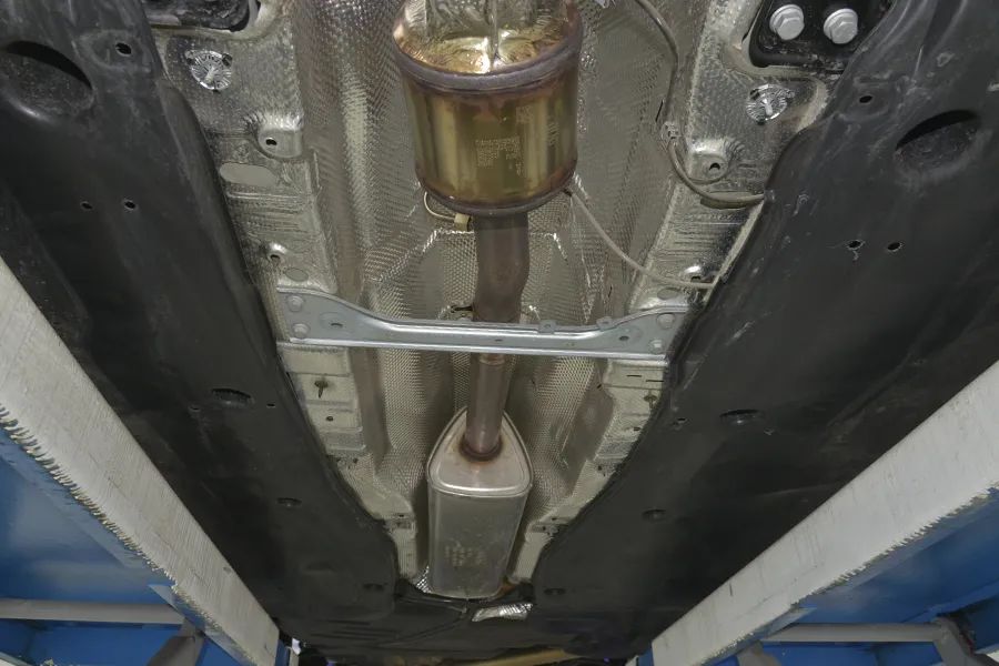 底盘两侧配有完整的塑料护板,排气管不凸出于底盘,油路管线被隐藏得