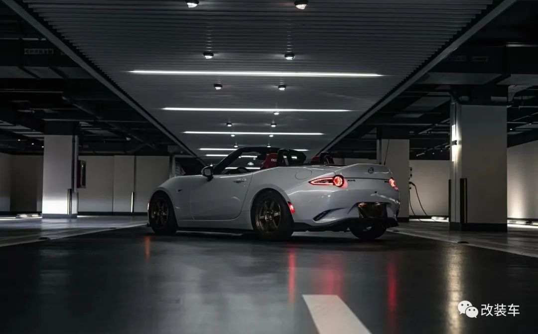 内饰方面,将主副驾驶的座椅都换成了recaro sr7的,方向盘也换成了