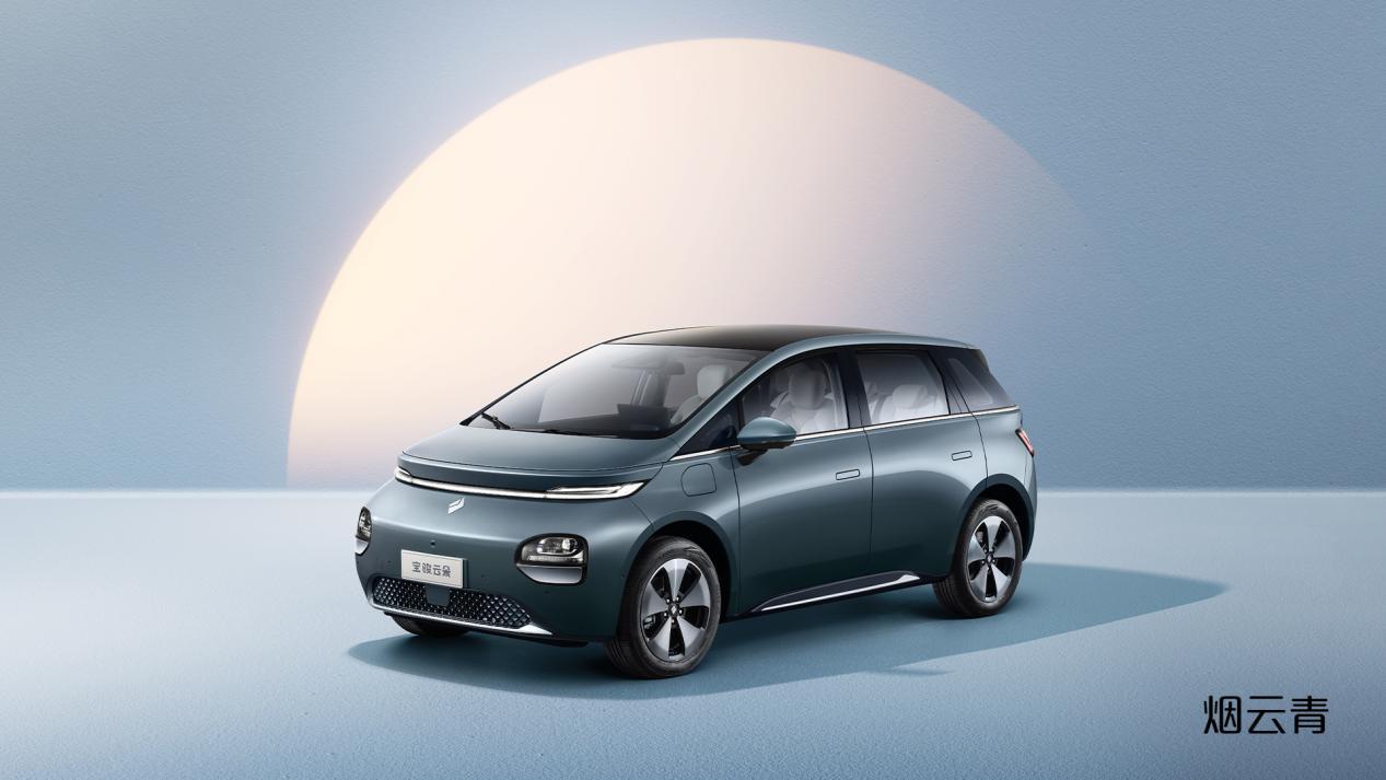 舒适大五座纯电家用车宝骏云朵首发三种云系车色
