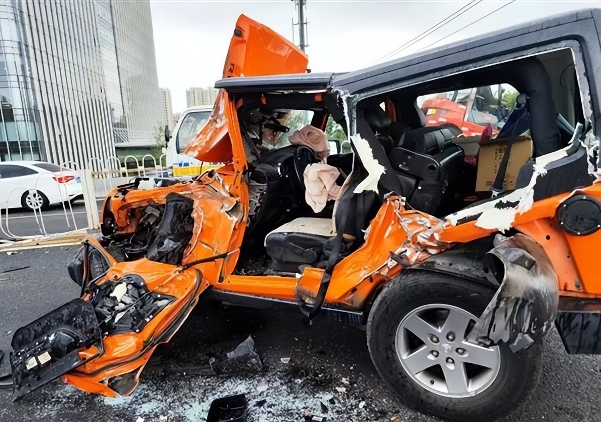 比亚迪汉对撞jeep牧马人人们崇拜的进口车被撞了个稀碎