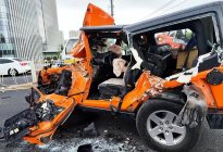 比亚迪汉对撞Jeep牧马人，人们崇拜的进口车，被撞了个稀碎？