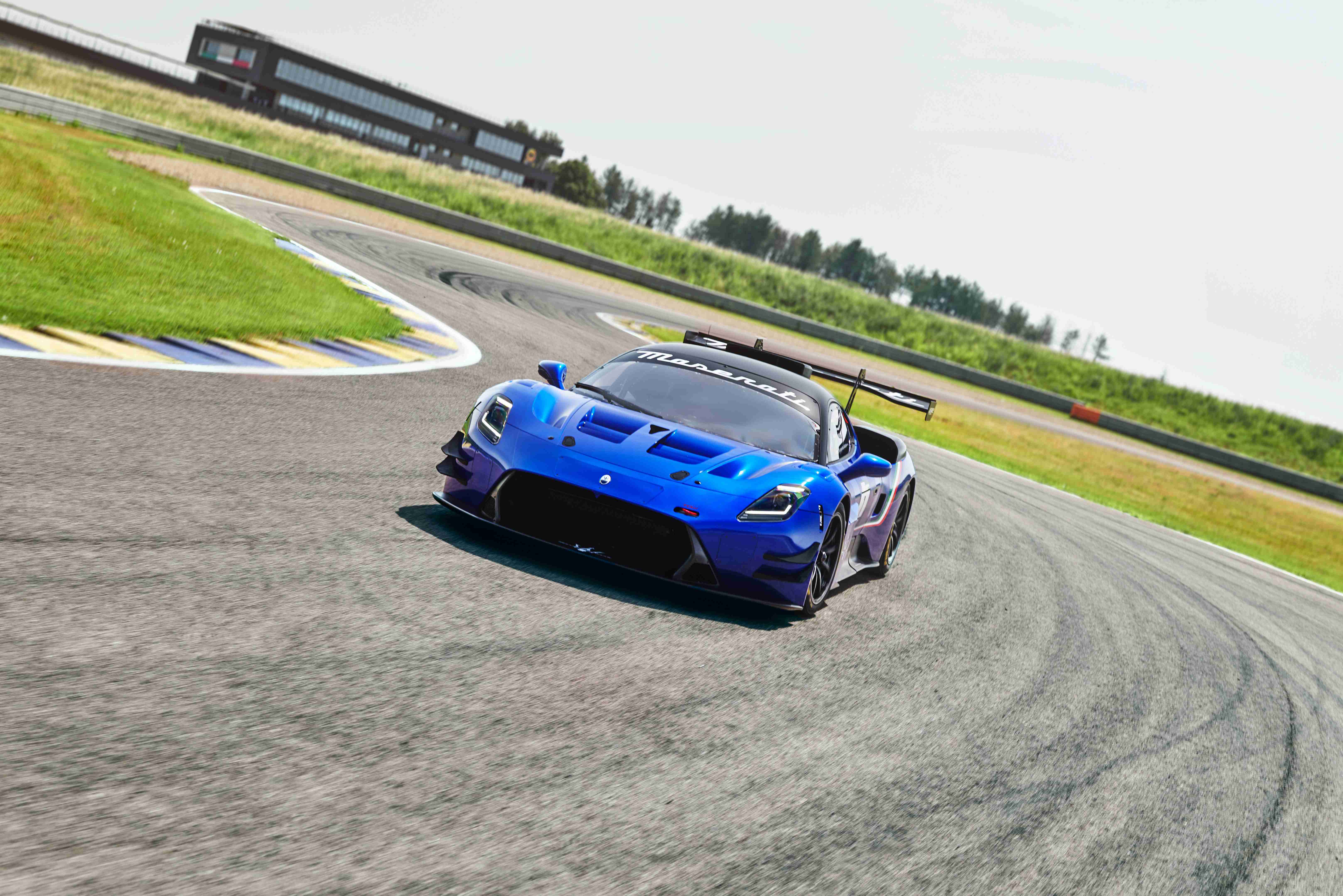 一系列密集而细致的整车测试,将诸多前沿科技集于一身,以超凡性能表现