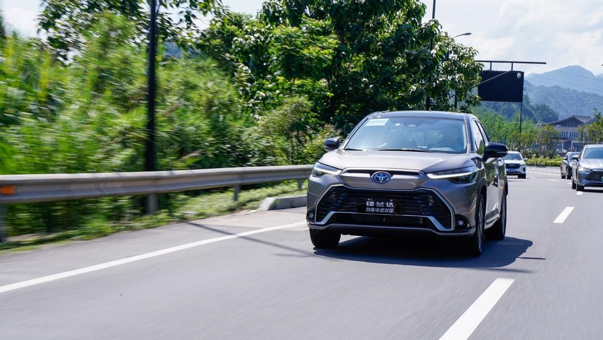 轻松易上手再加点智能丰田锋兰达双擎开起来挺快乐