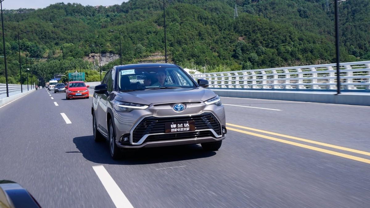 轻松易上手再加点智能丰田锋兰达双擎开起来挺快乐