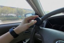 方向盘助力球好用吗？实车测试给你看，省力还是省命你可看好了