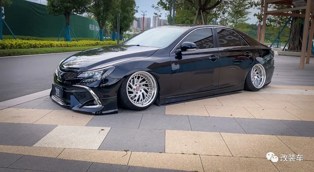 低趴姿态风的丰田锐志,换轮毂如同换鞋一样平常全文- 买车网