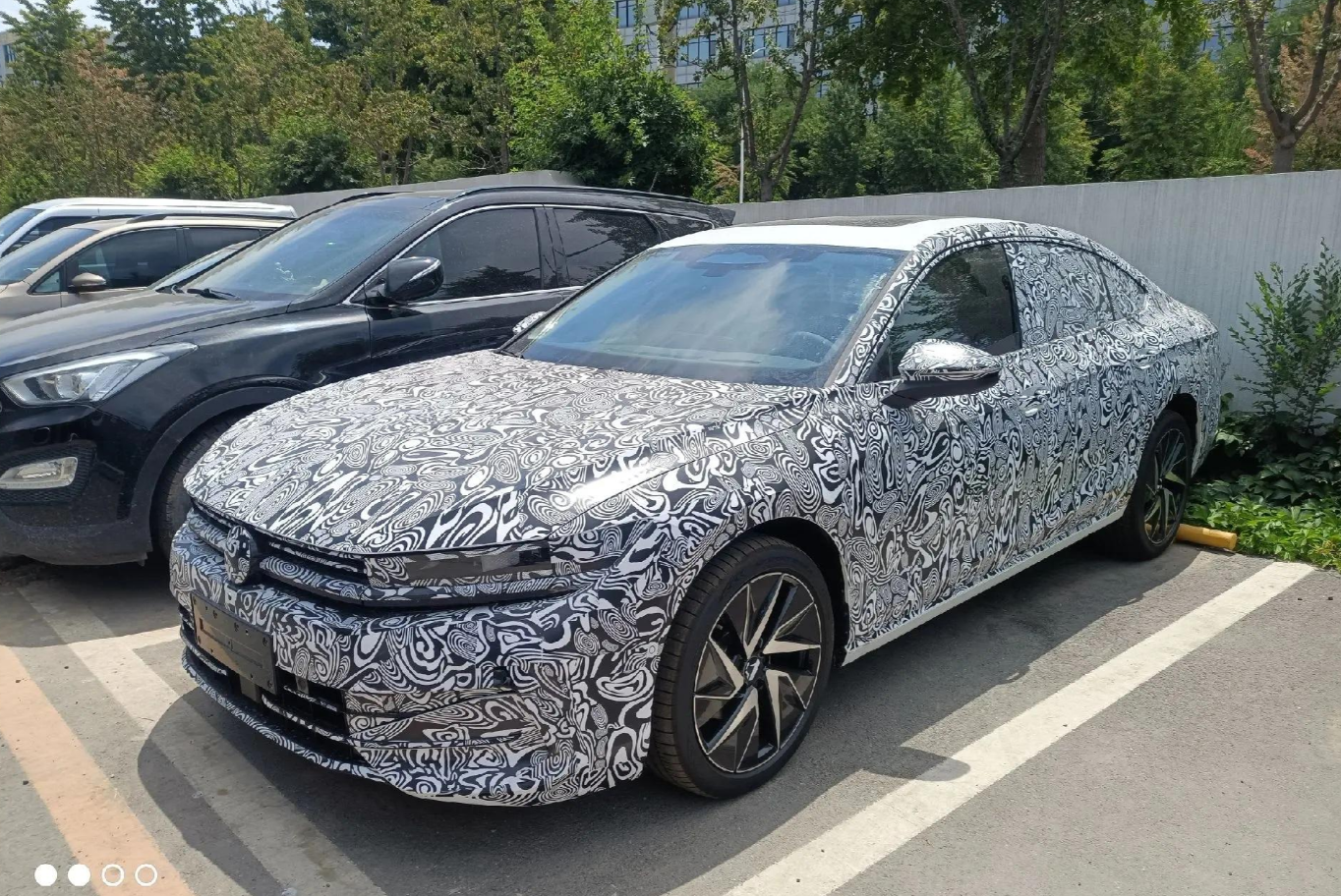 迈腾b9实车曝光配贯穿尾灯三大屏换第四代ea888