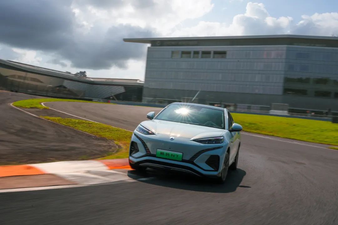 >另外,腾势n7传统的一点是,与其他纯电动车把重心只是放在加速和续航