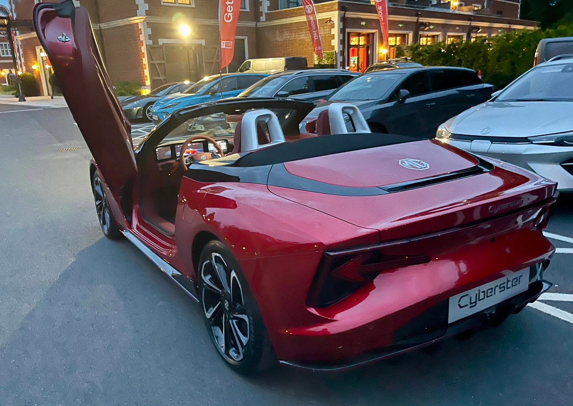 名爵cyberster实车现身配无框剪刀门软顶敞篷