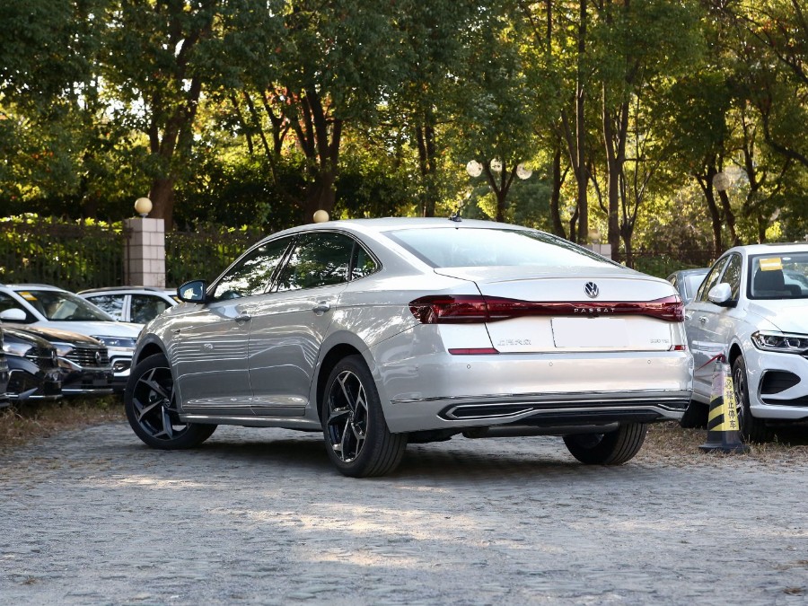 b级轿车看德系还是日系大众帕萨特深度对比丰田凯美瑞