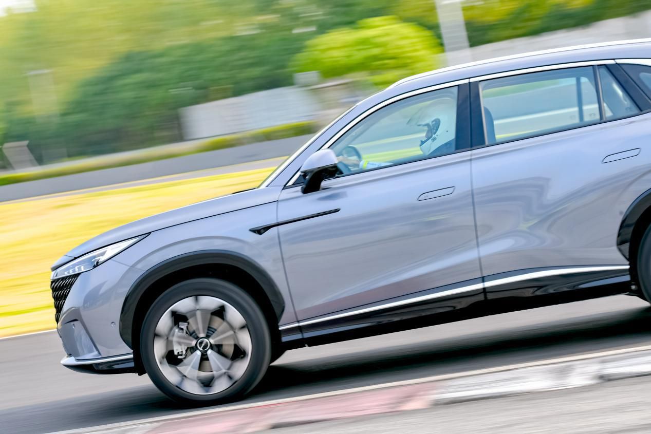 成本降维油电同价的全新荣威erx5有多凶悍