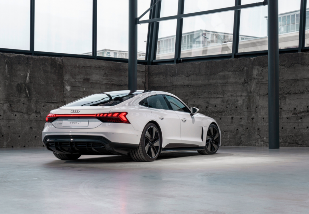 9998万百公里加速41秒奥迪etrongt上市