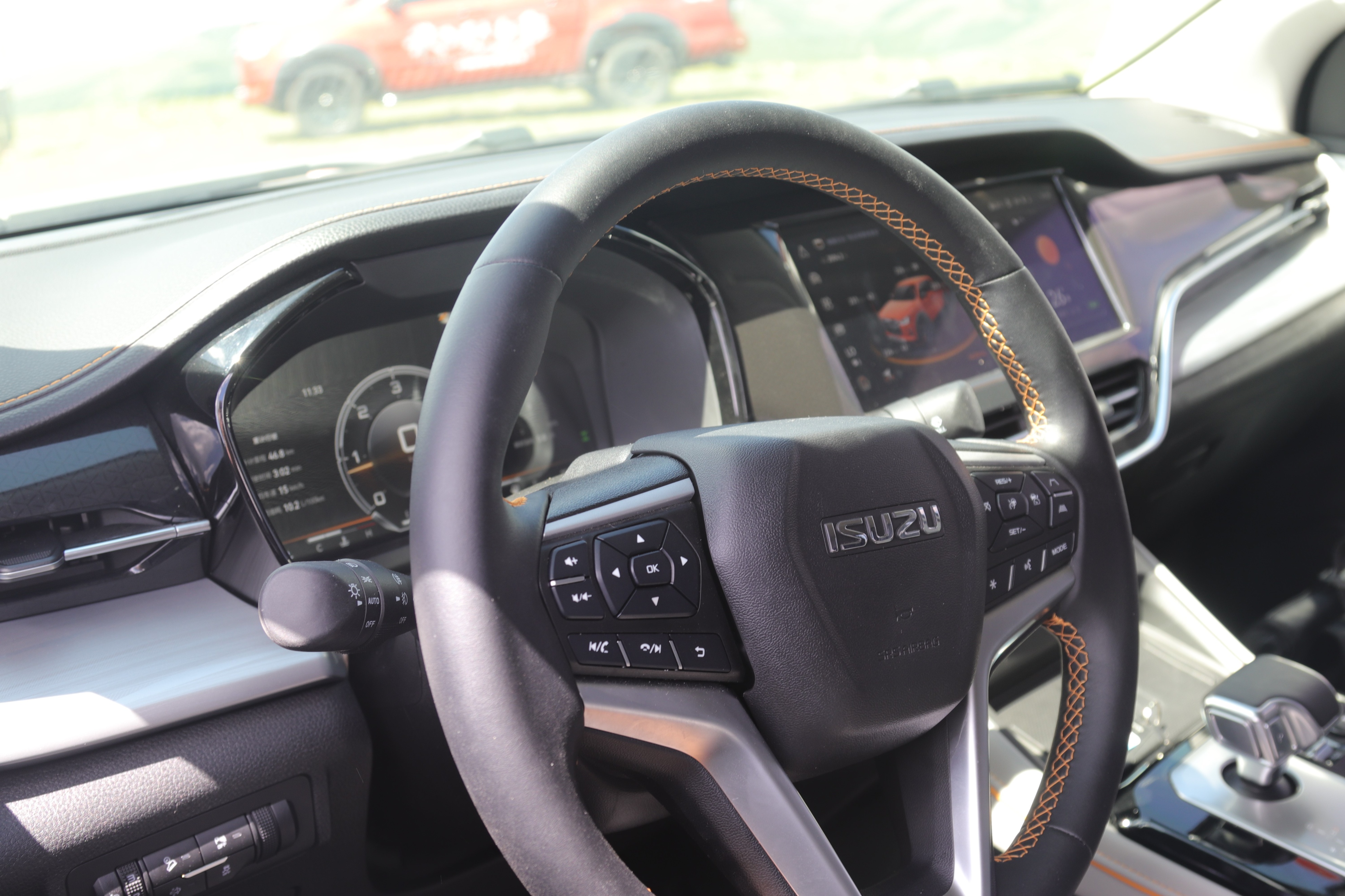 随着各厂家对皮卡内饰氛围的重视,皮卡车的内部装潢更加豪华,不再是