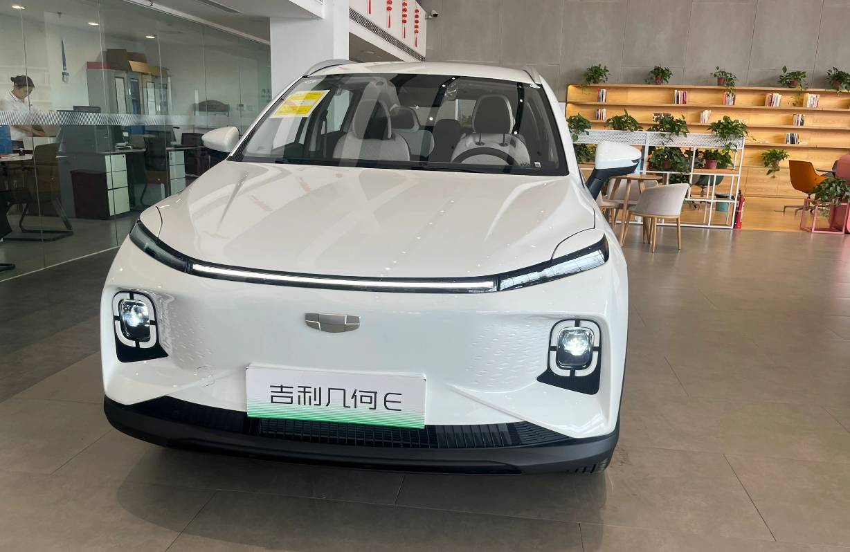 新款几何e实车到店换电子怀挡降至758万起