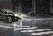 暴雨天行车如何避险？降速、控距、亮灯，涉水熄火也能自救