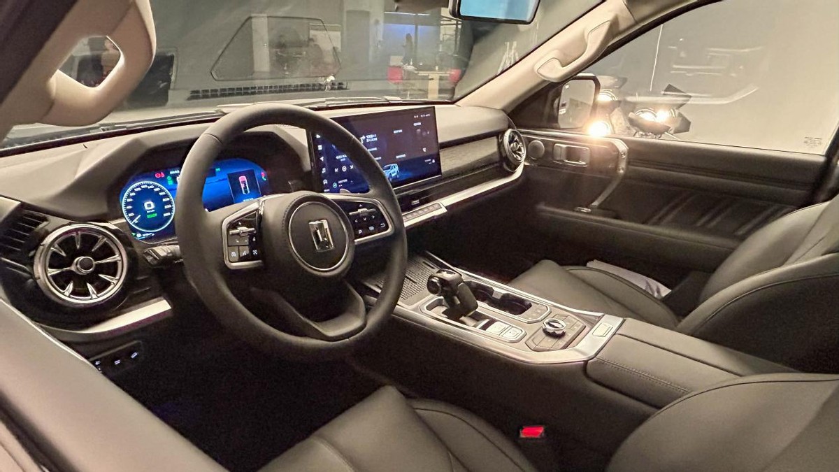 外观硬朗内饰豪华静态体验坦克400hi4t