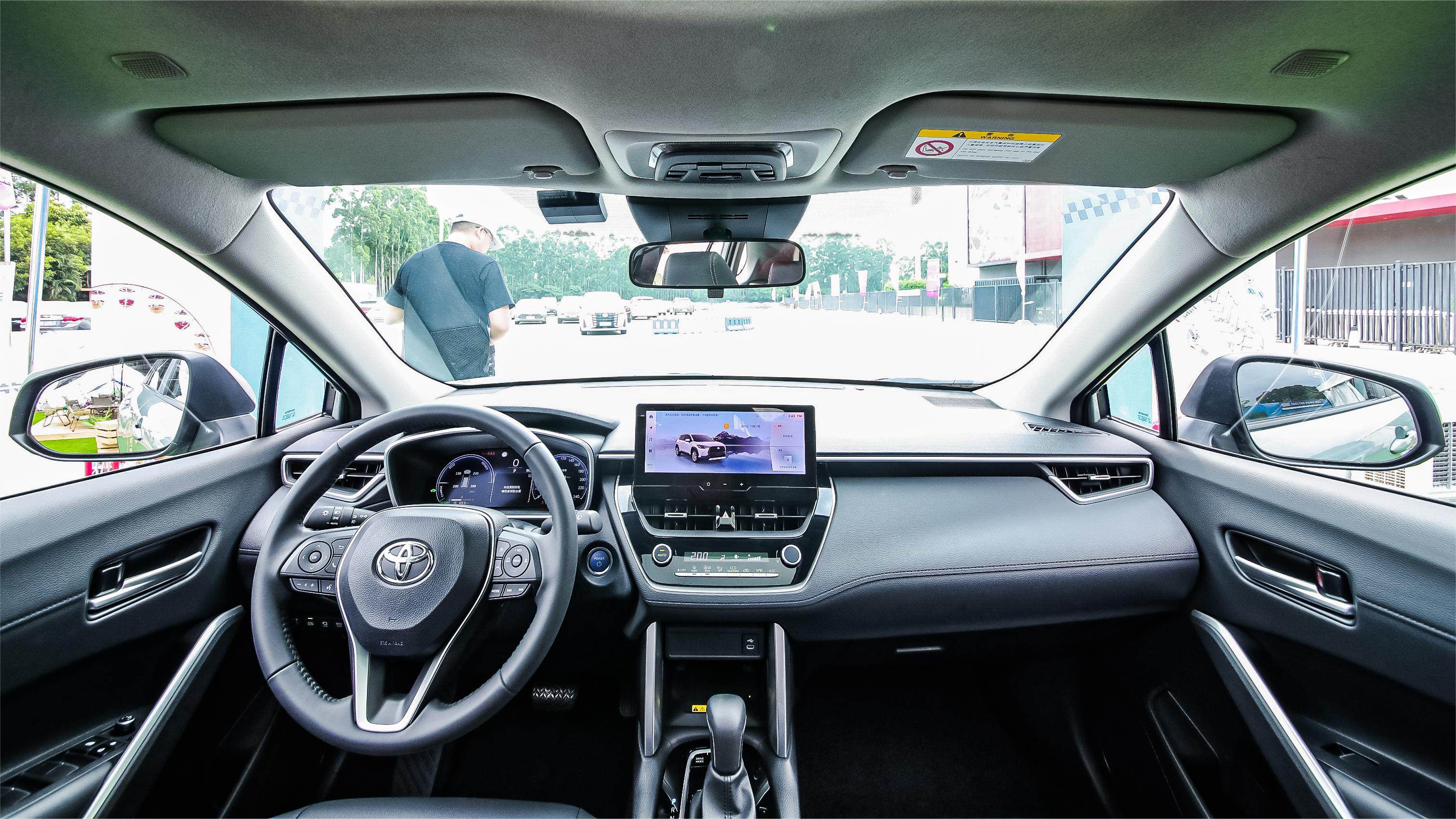 教授一直认为相较于一众中国自主品牌前卫的内饰设计思路,丰田的内饰