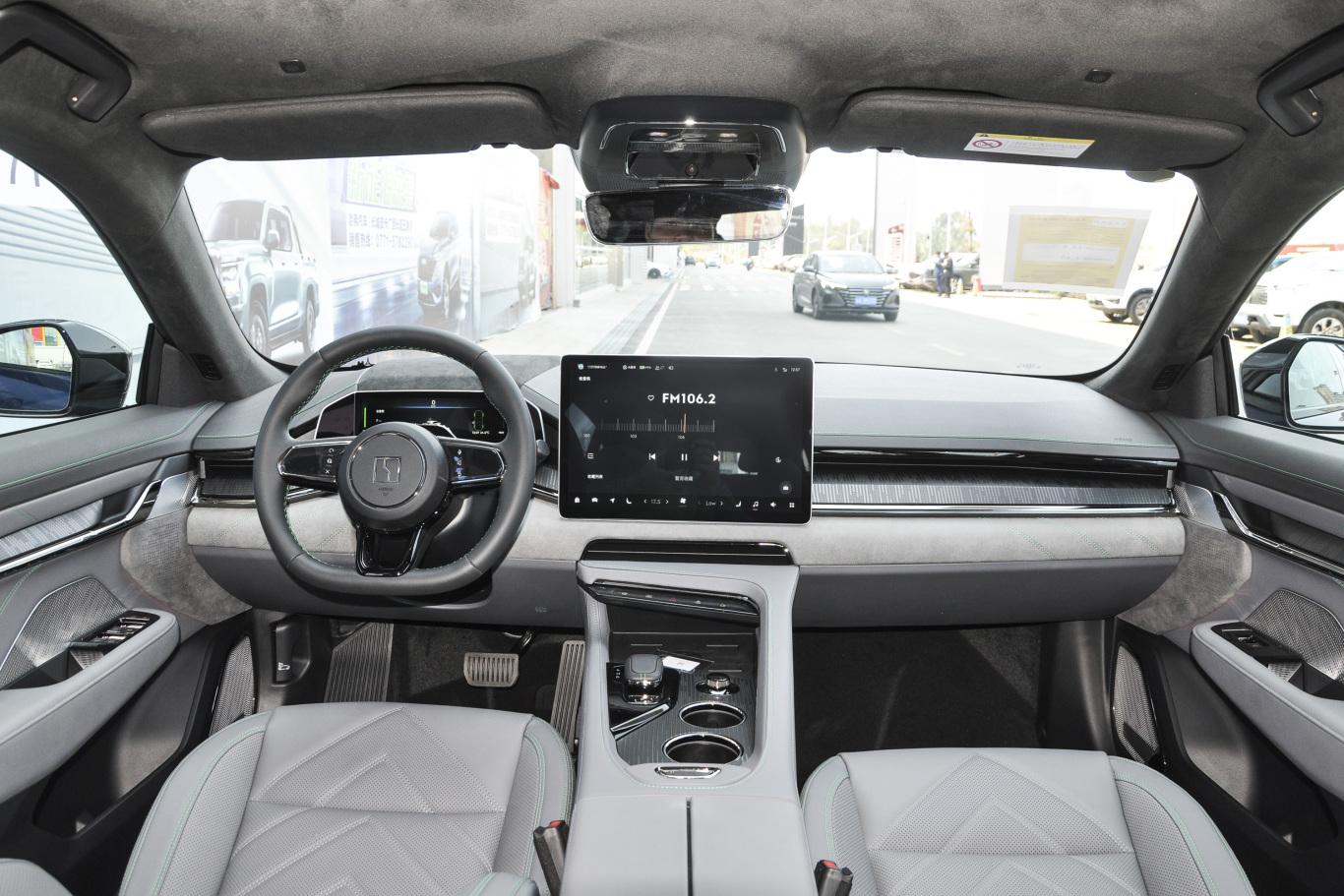 9万元,老车主们会不开心吗>内饰上面的话,极氪001的品质感营造是比较