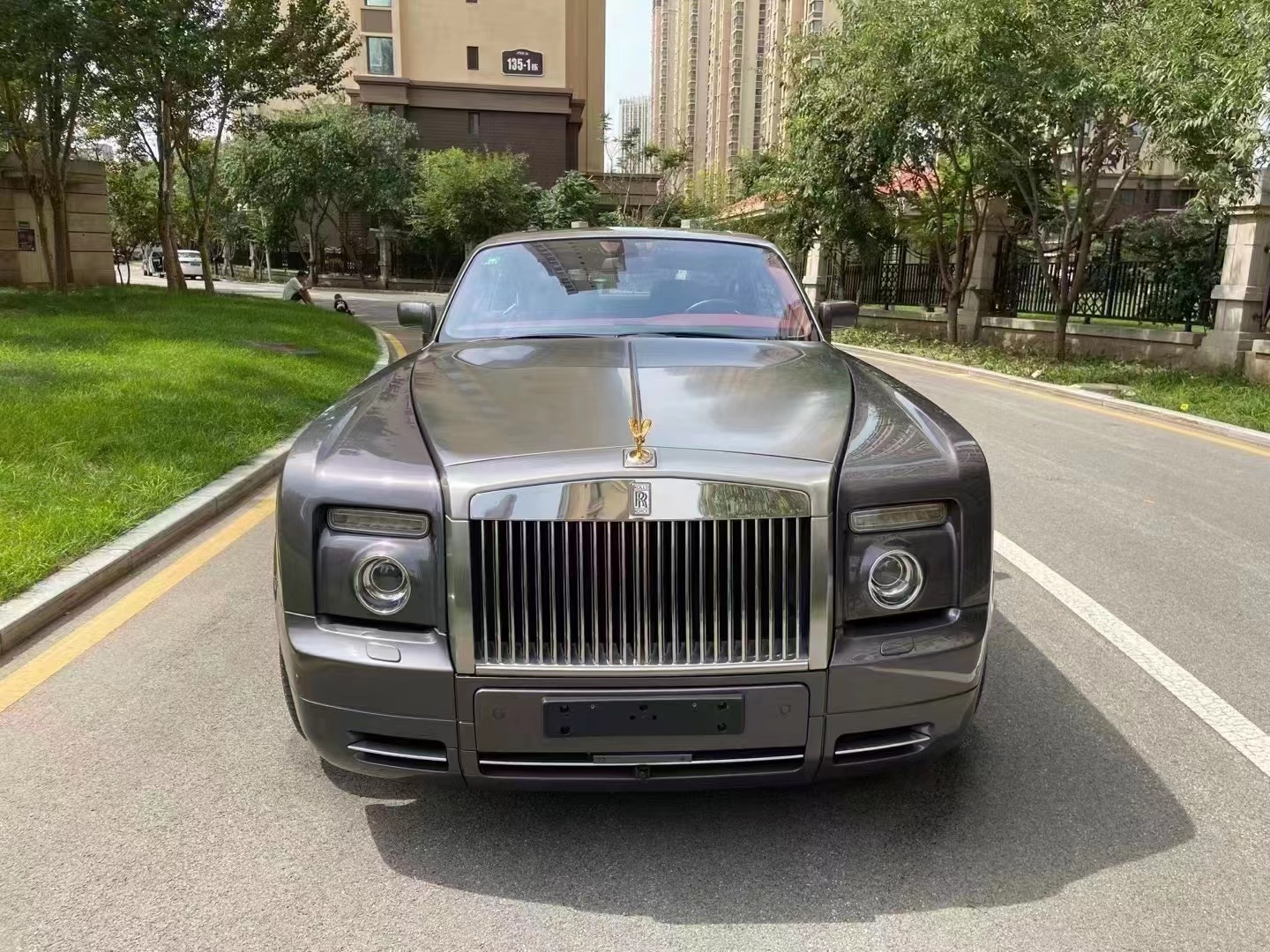 6吨,劳斯莱斯双门轿跑车从0加速至100km/h仍然能在6秒以内完成,0-200